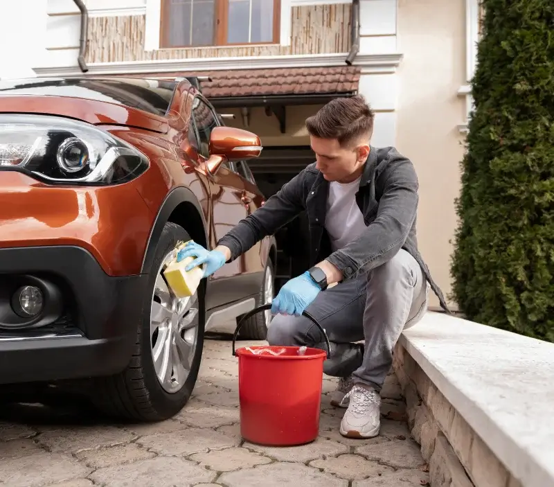 Lavage auto à domicile Andouque : professionnel intervenant sur un véhicule